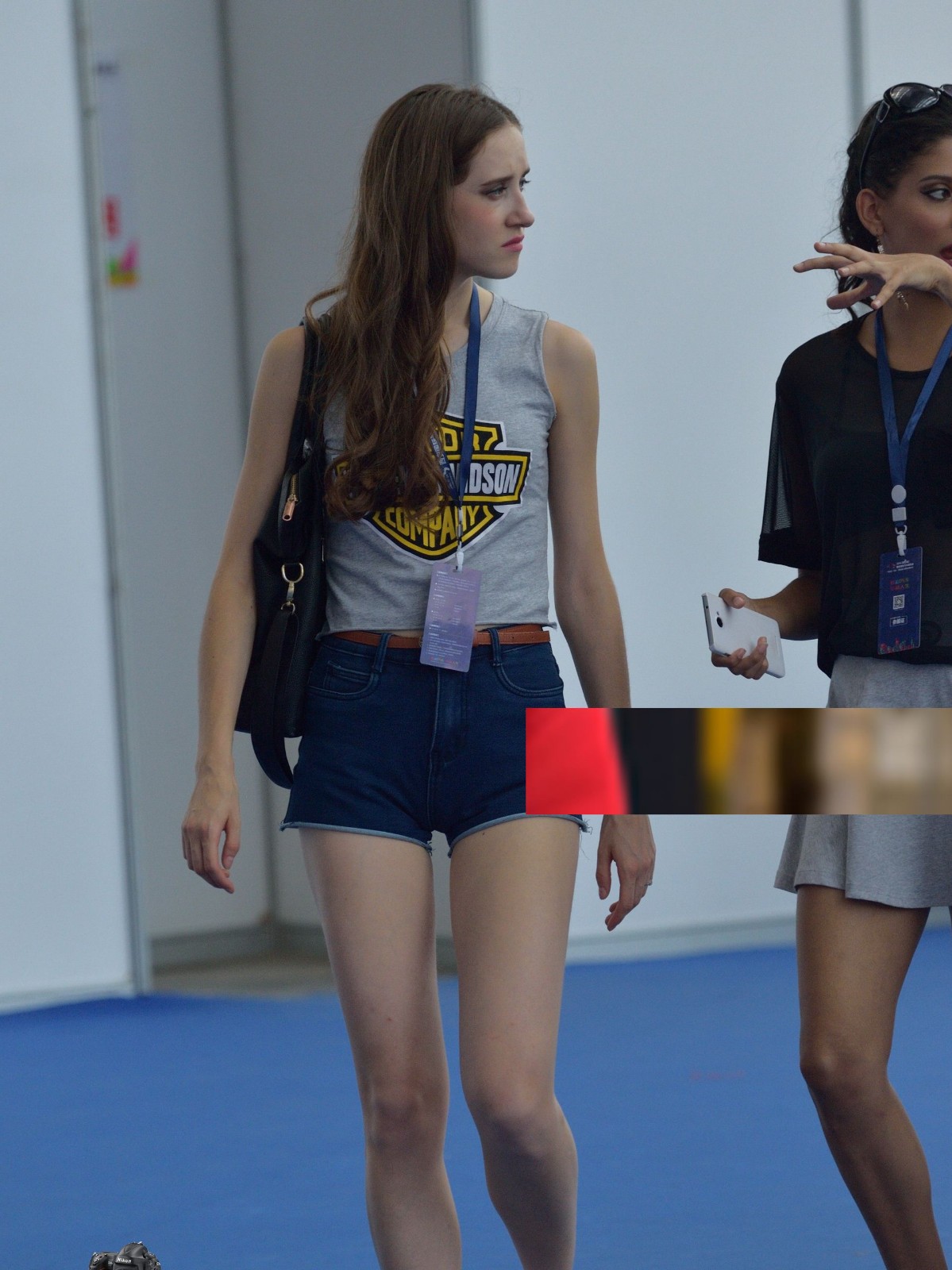 车库拍摄,白皙美腿洋妹妹,原来现在的外国妞都这瘦