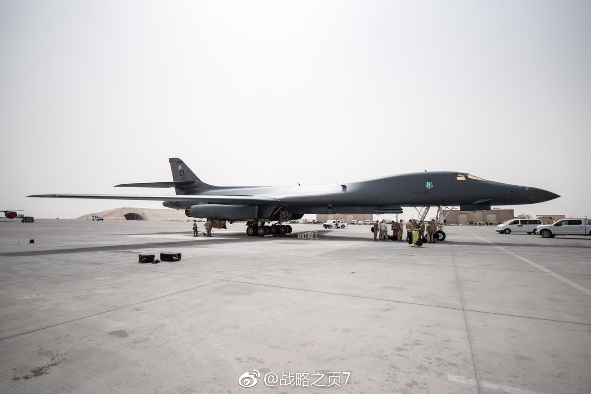 3月31日美国空军两架b-1b轰炸机抵达卡塔尔乌代德空军基地