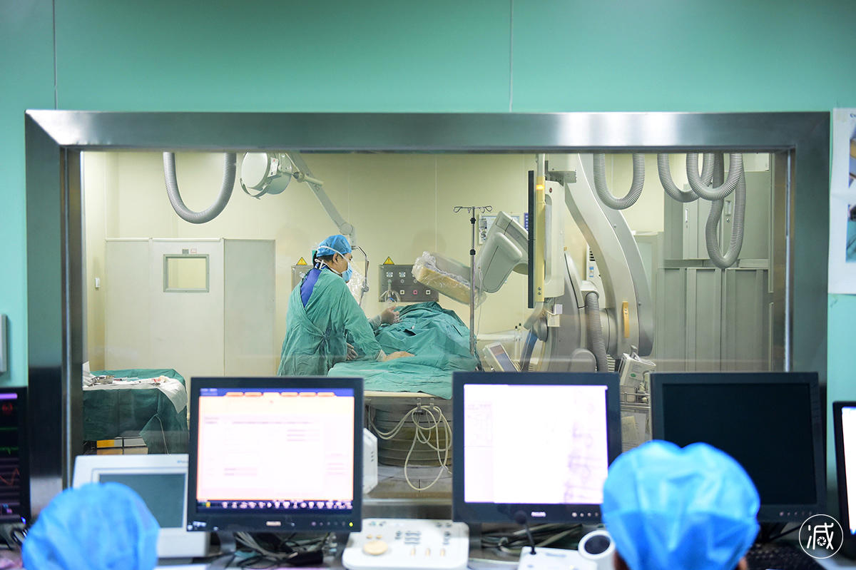 医院里的"心脏卫士":30斤重的铅衣每天都穿|心内科|医生|病人_新浪