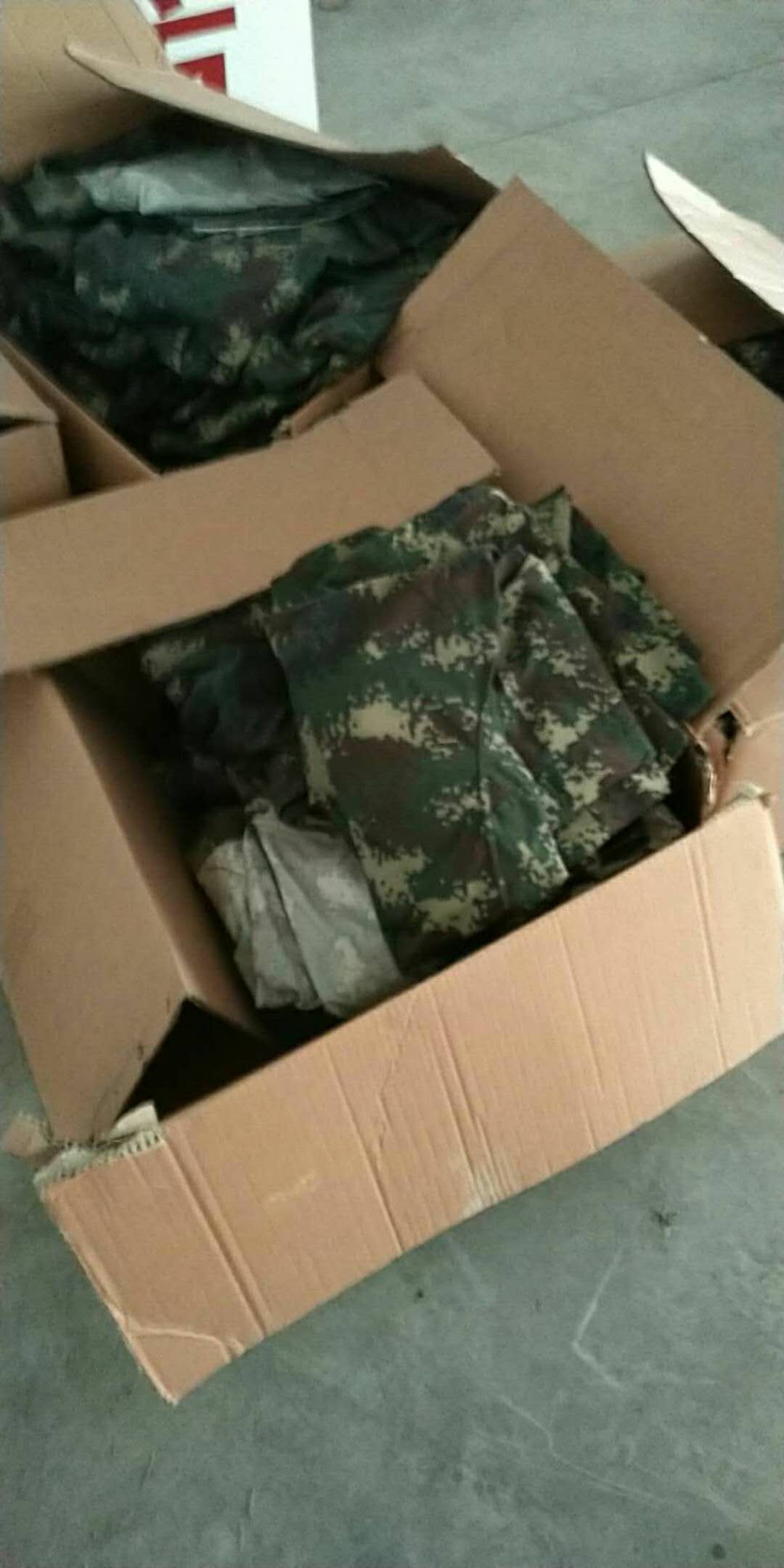 老兵为新兵发被装仓库闷热不辞辛劳一定要把型号发对了