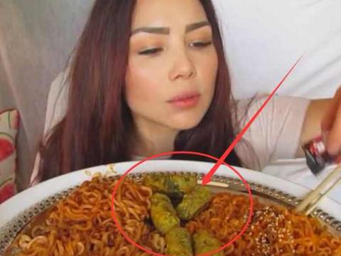 美女网红直播吃泡面,看到她盘子里的东西,瞬间觉得有点恶心