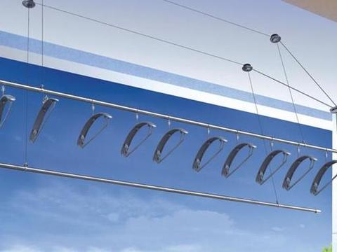 阳台别傻傻的装传统晾衣杆了,聪明人流行用这些,省钱又好用