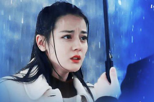 淋了个雨沈月就被打回原形,面对质疑,她发微博力证自己的初恋脸