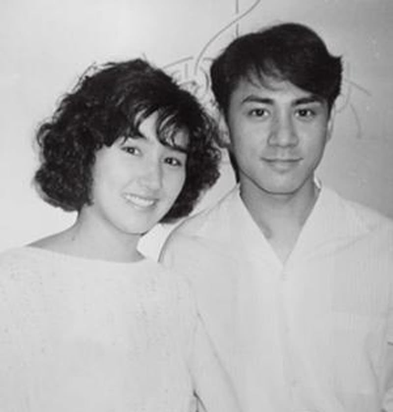 婚后柏安妮跟丈夫孕育了两个女儿,一家四口过着平淡而幸福的生活.
