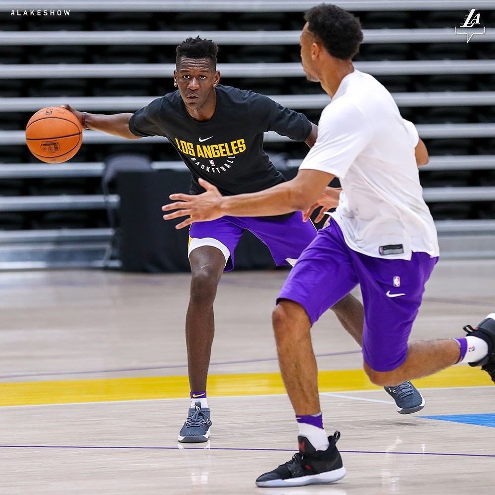 练起来湖人官方发布最新球队训练照!