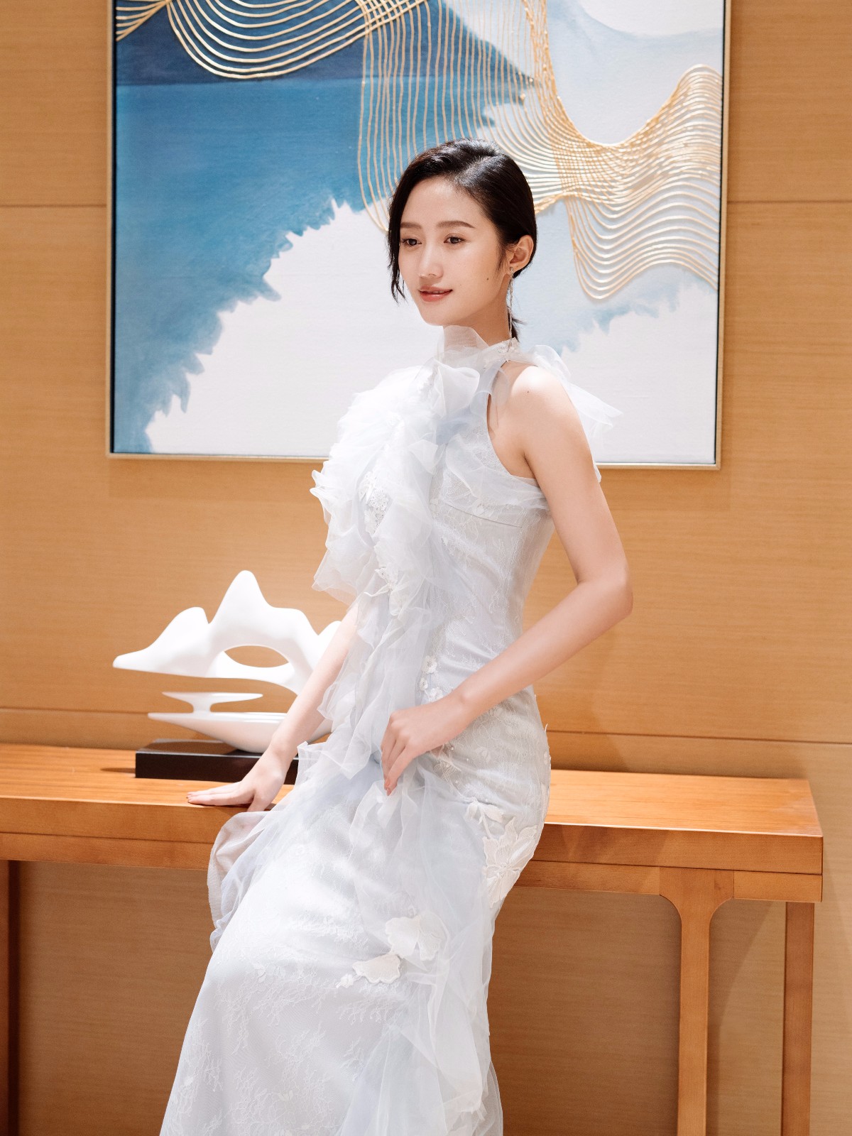 韩与诺优雅现身电影节水蓝长裙衬若仙女下凡