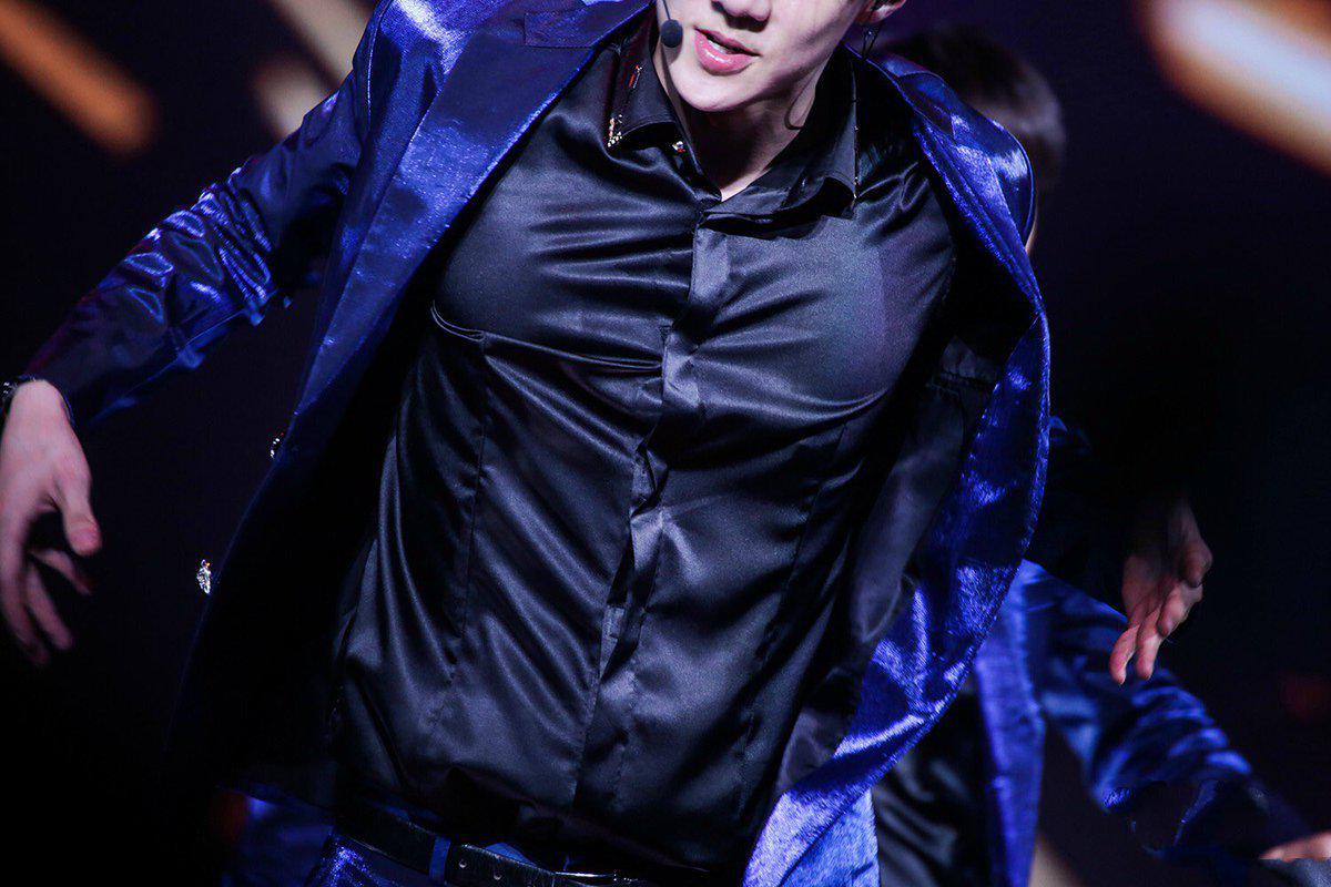 exo吴世勋穿破纽扣呼之而出的胸肌 这是篇肉感满满的分享