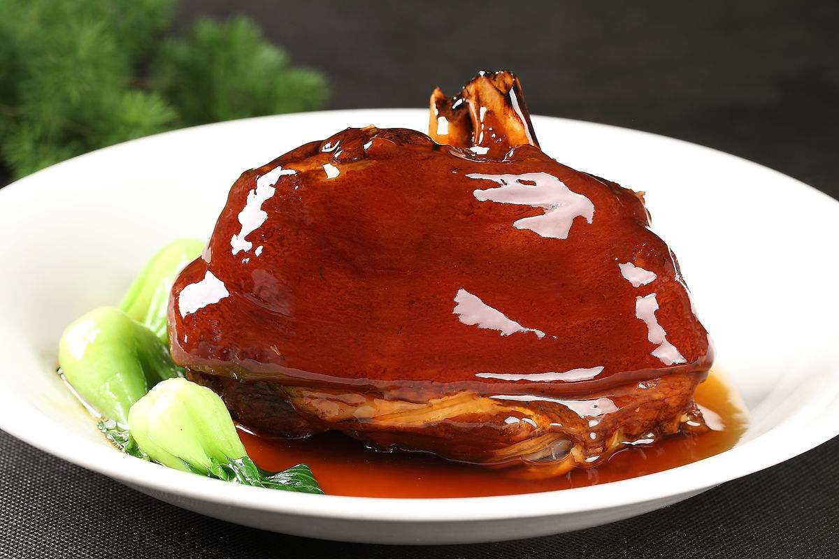 懒人版酱肘子这样做,酱味浓郁,软糯合口,绝对是道下酒菜!