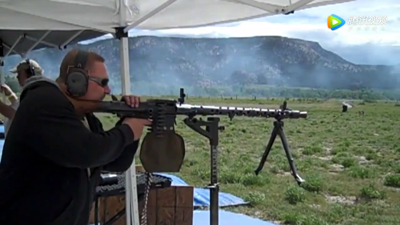 老外上手二战神器:德国mg-34通用机枪,架上脚架后稳的可怕!