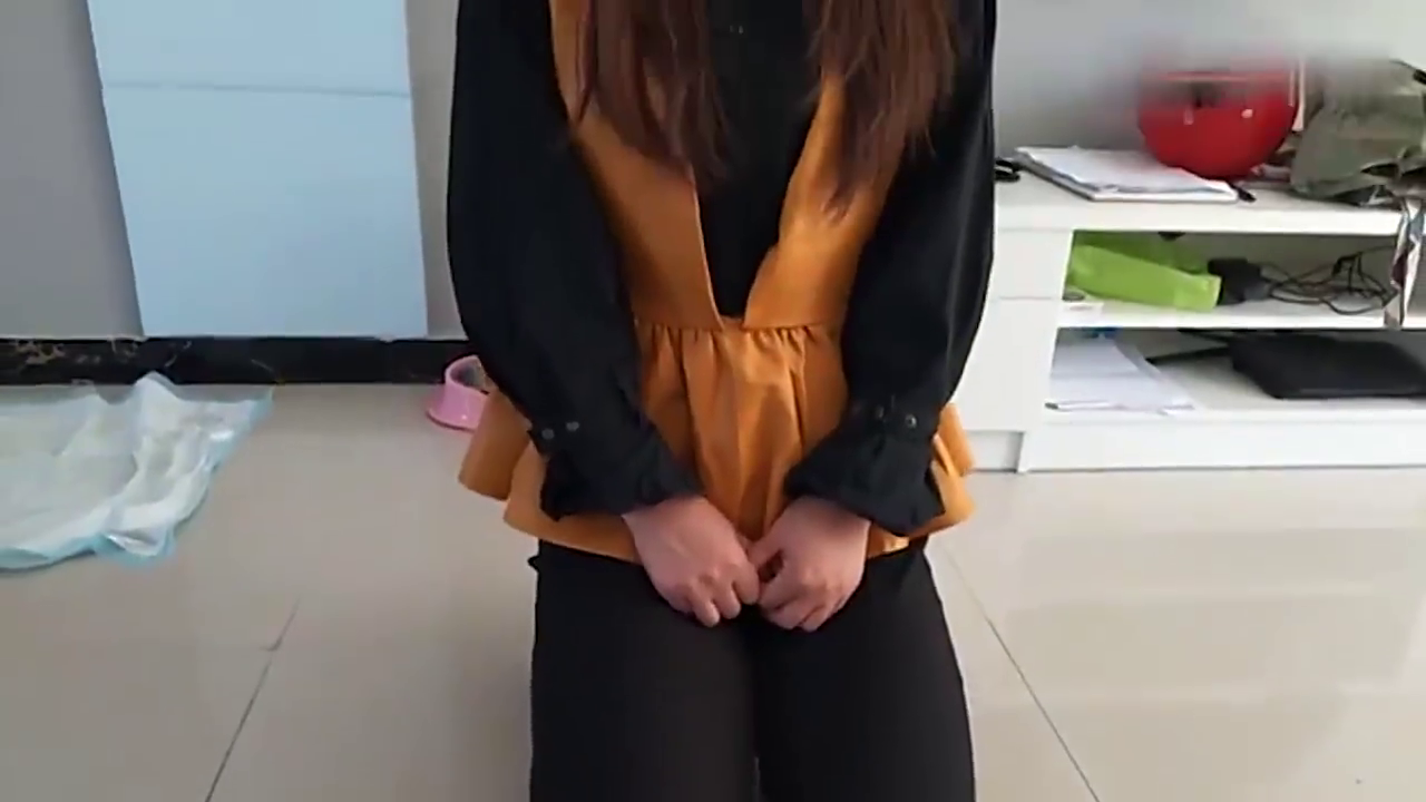 老公罚老婆跪方便面,以为自己很神气,结局很意外