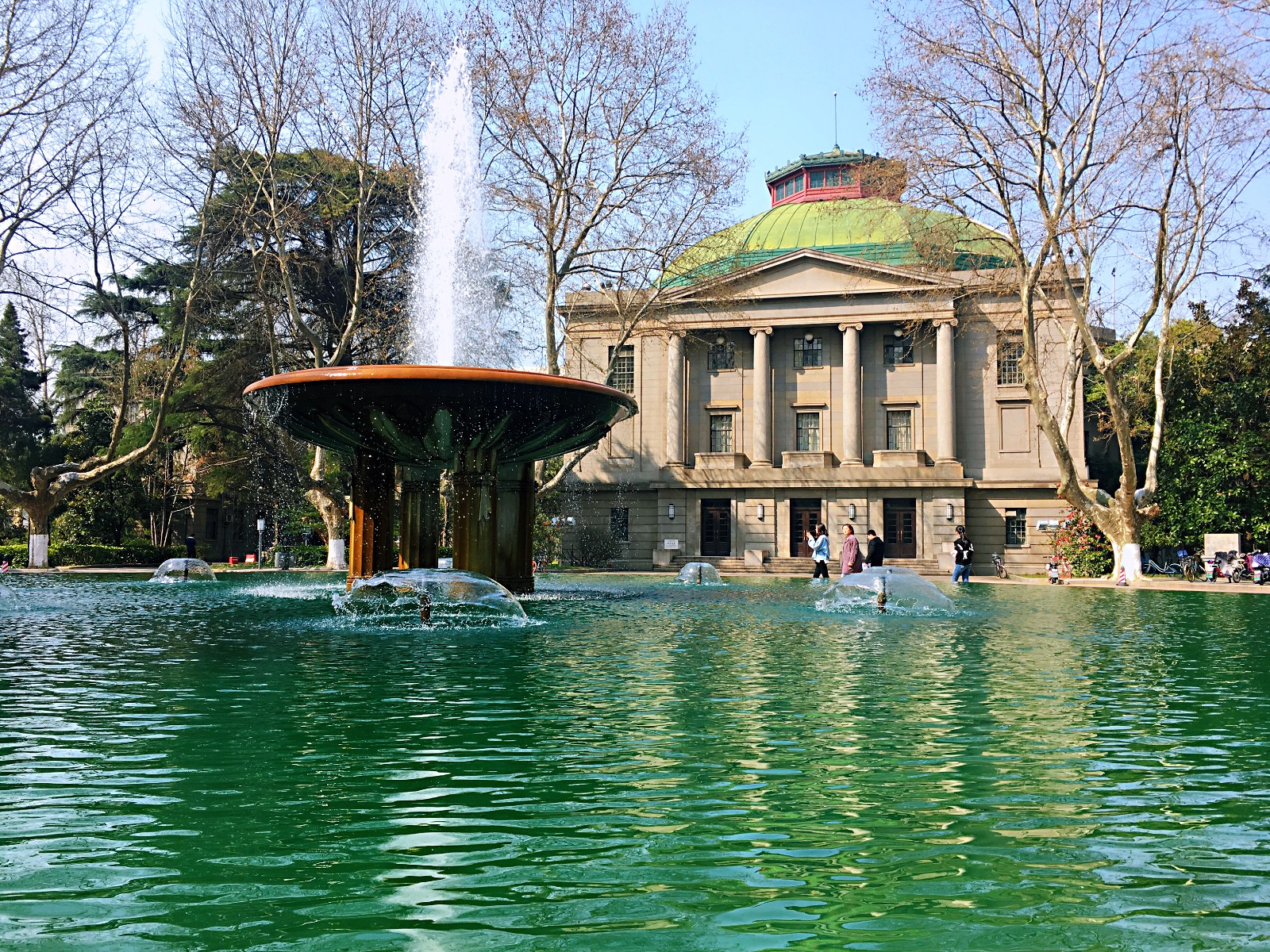 百年学府东南大学涌泉池探春