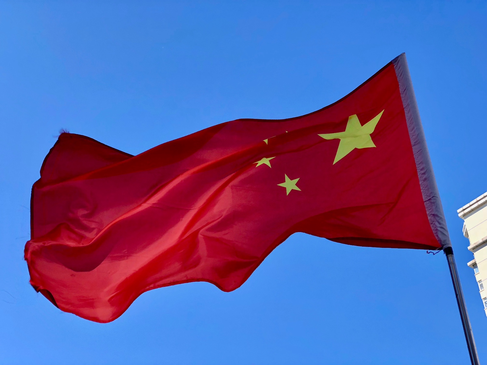 北风呼啸,红旗飘飘,蓝天白云,适合拍照,北京奥林匹克塔