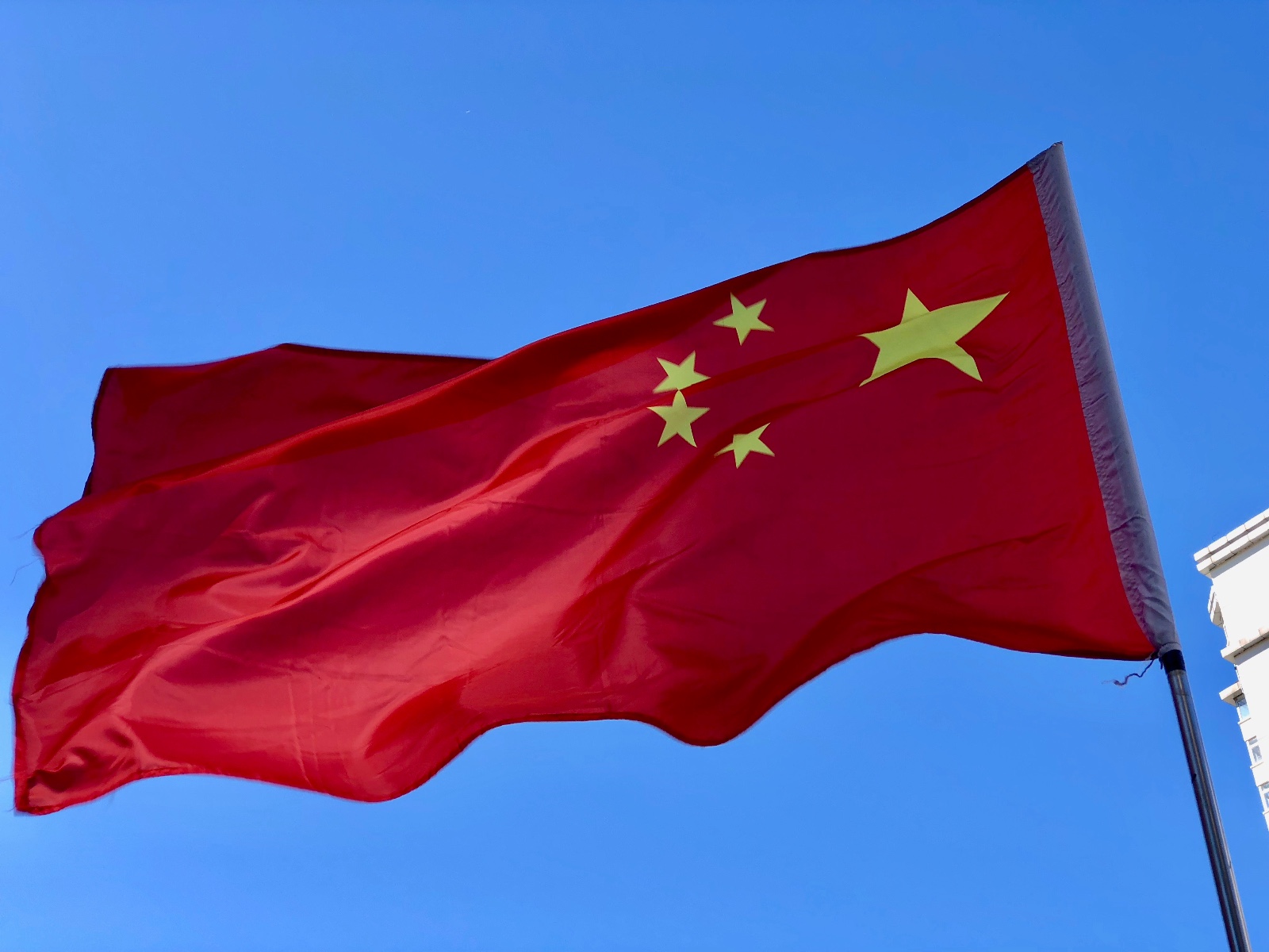 北风呼啸红旗飘飘蓝天白云适合拍照北京奥林匹克塔