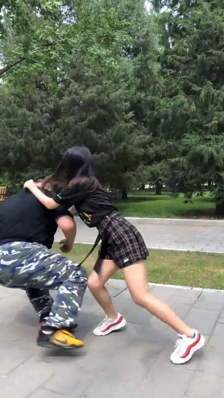 这个视频火了,美女路上遇坏人偷袭,美女的反应我真是服了