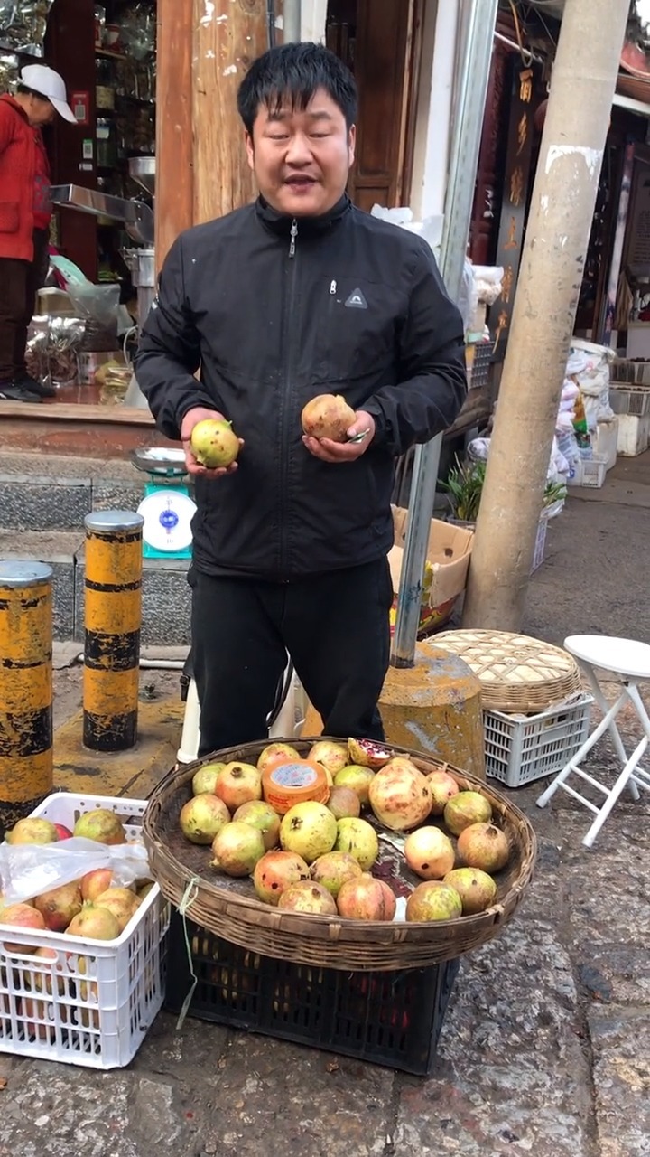最近抖音频繁被丽江石榴哥刷屏,这位老哥长得非常憨厚老实