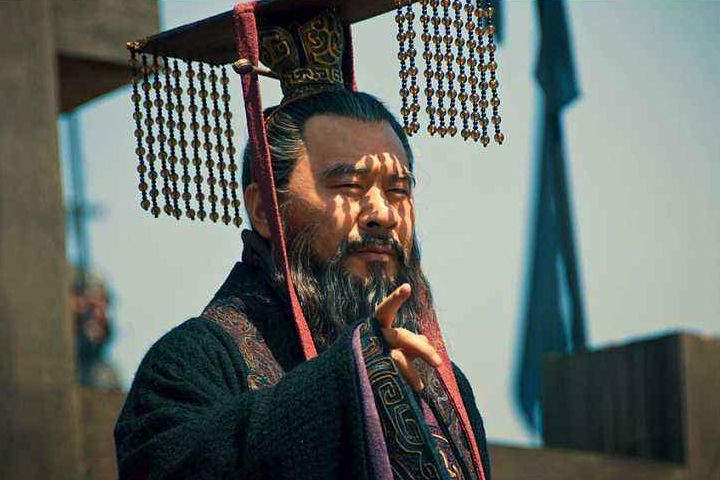 赞拜不名,入朝不趋,剑履上殿;公元213年,曹操被册封魏公,加九锡,可以