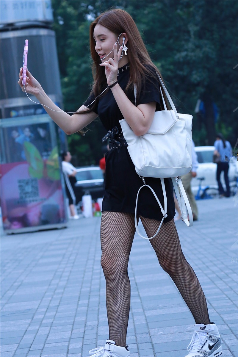 路人街拍,摆剪刀手玩直播的美女,黑色渔网袜暴露了大粗腿
