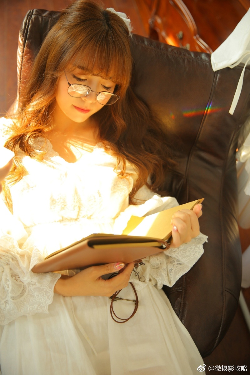 娇嫩软萌妹子可爱眼镜蝴蝶甜美写真集_新浪看点