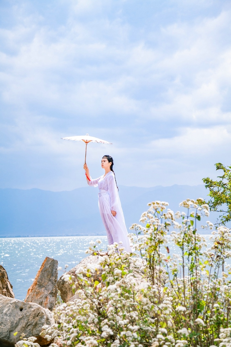 海边礁石上的古装拔剑美女清丽黯然写真集67676767微相册微博