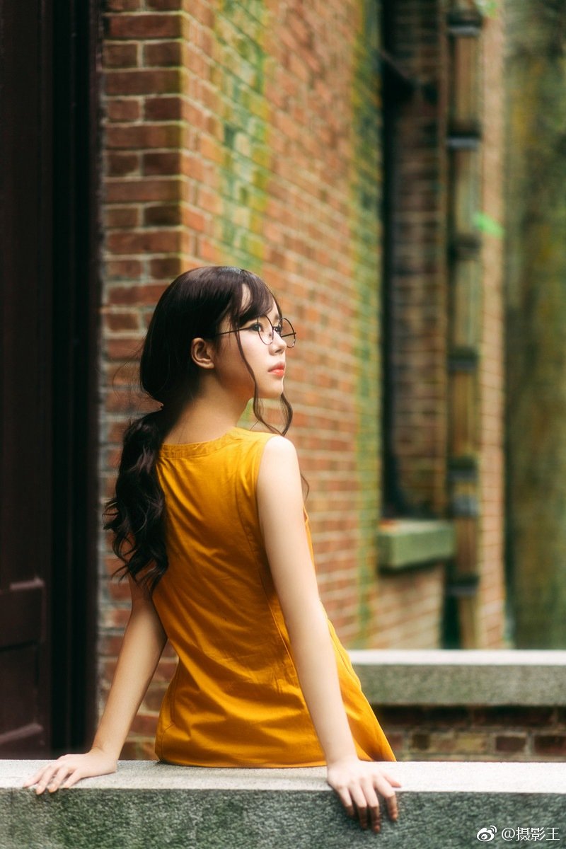 清新黄衣妹子戴圆眼镜室外写真集