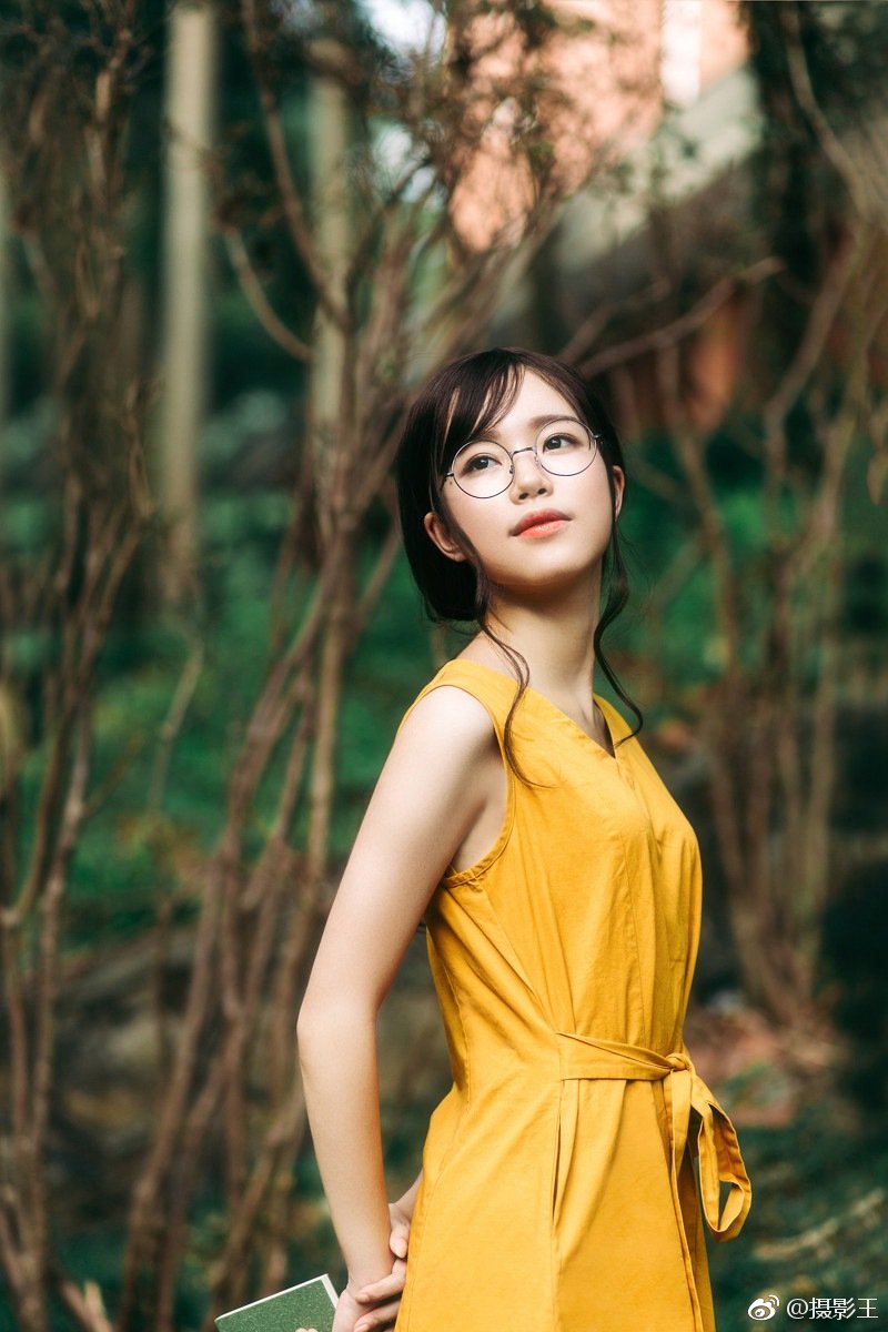 清新黄衣妹子戴圆眼镜室外写真集