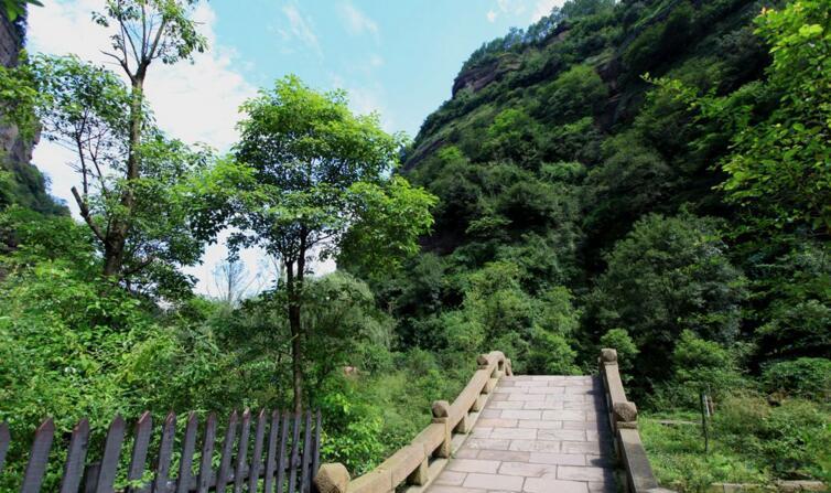 剑门关道路幽静, 空气清新, 景区自然风光不错|剑门|剑阁|剑门关|景区|七十二峰_新浪新闻