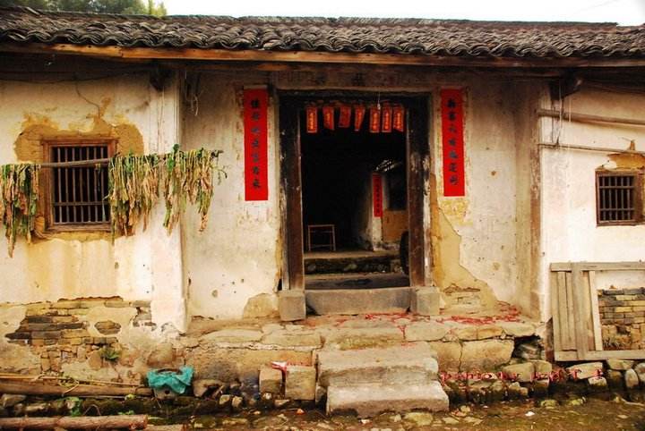 村民上山砍柴，发现泥土藏有古代金银，发了大财