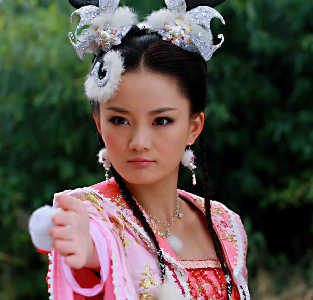 馨子(angel),原名楼安琪,1985年11月30日出生于上海,中国影视女演员