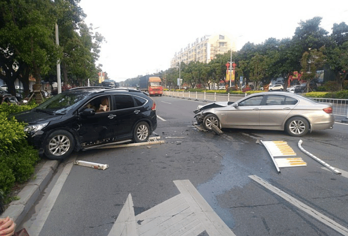 宝马正面碰撞本田crv 看到两车的结果宝马车主气得想卖车