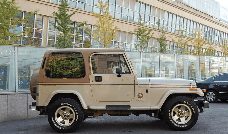 16年的jepp牧马人还能卖到这个价格, 不过老车确实看