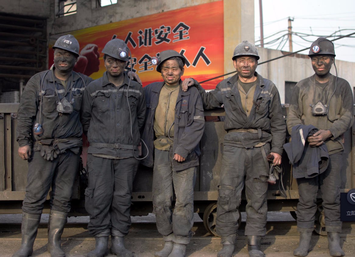 矿工在地下500米挖煤30年,两个包子是午饭,有人想回家种地