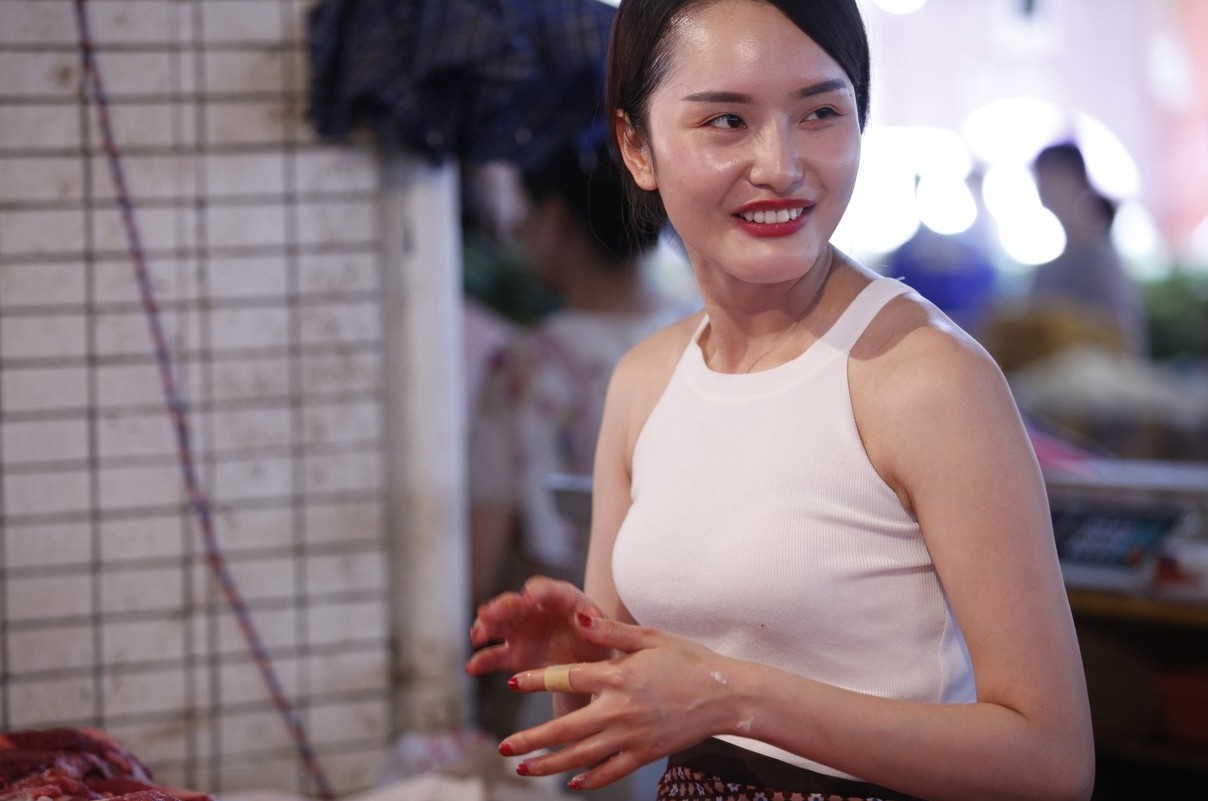 广西女子卖猪肉蹿红,被网友赞称"猪肉西施"|卖猪肉|猪肉|西施_新浪