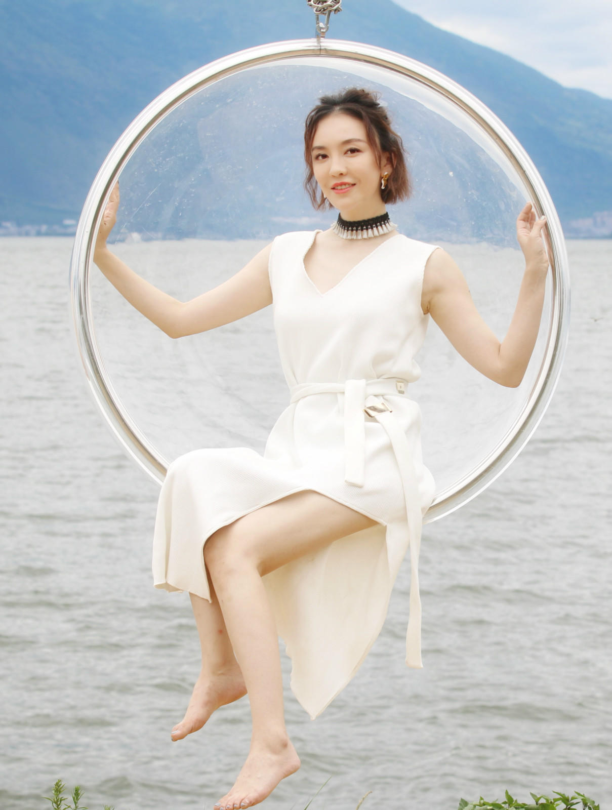 吕佳容洱海边赤脚拍摄 白裙尽显清新可爱