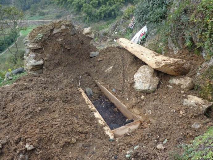 儿子刚出生就死了,半夜妻子说有孩子抽泣声,刨开坟后发现实情