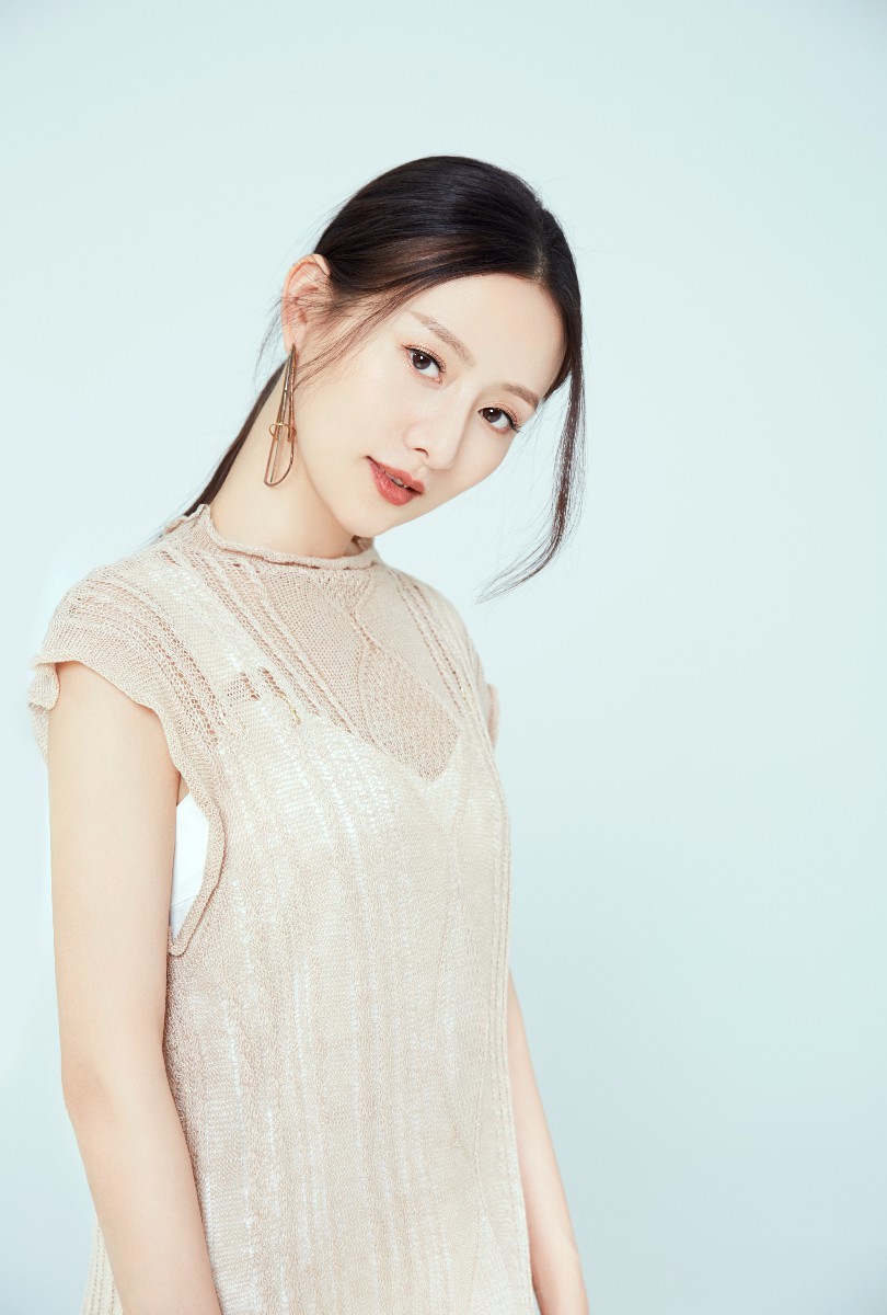 近日,演员王靖云曝光了一组"淡若幽兰"的最新写真.