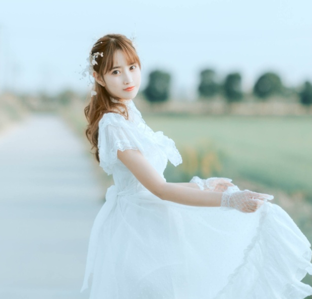 穿白裙的小姐姐仙气飘飘,像个小仙女,令人过目不忘