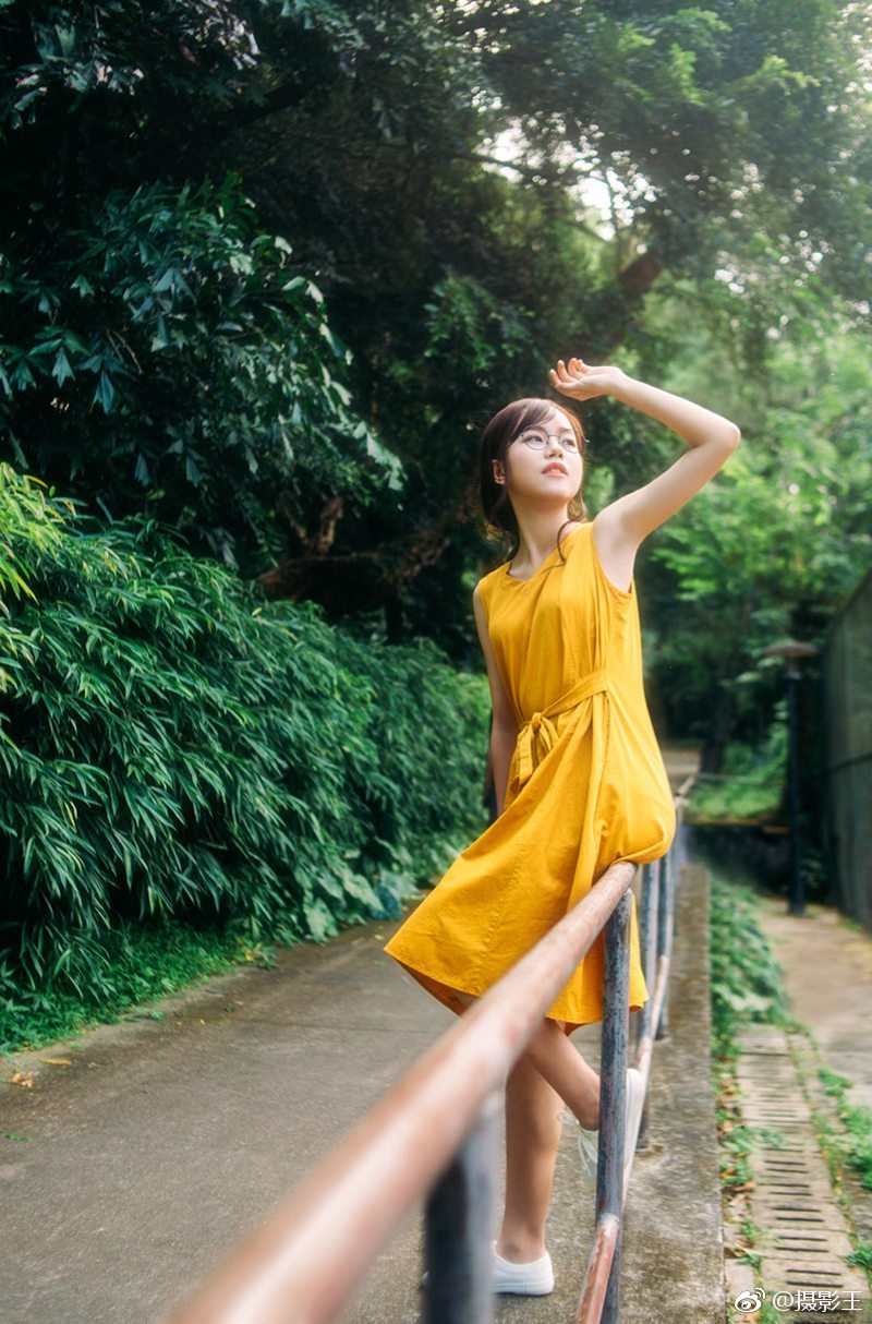 清新黄衣妹子戴圆眼镜室外写真集