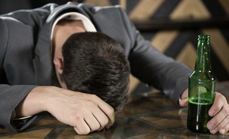 俗话说,若要断酒法,醒眼看醉人想要戒酒,就这么做