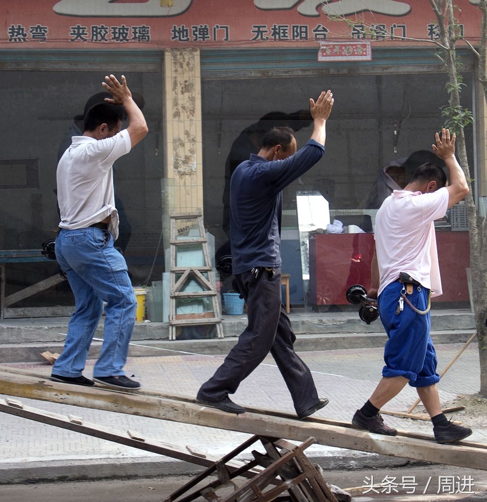 玻璃装卸是一个既是力气活又要特别细致的工作.