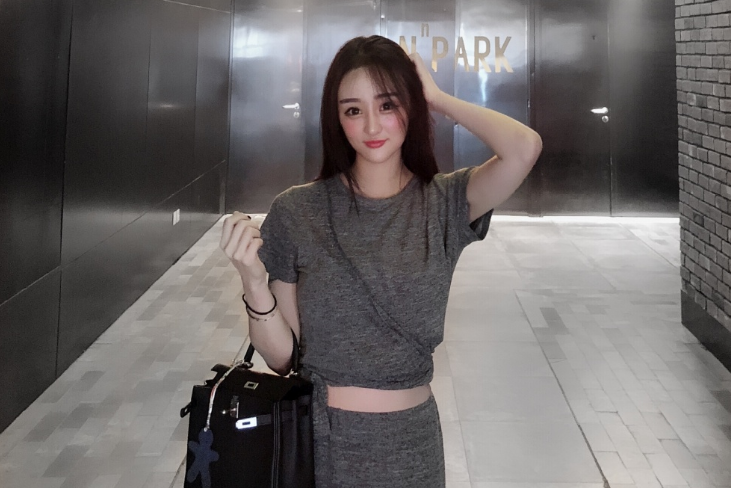 uzi网红女友晒出美照,网友:还是lpl主持人余爽好看