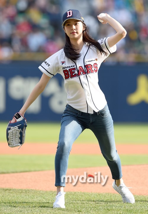 韩国女艺人徐恩秀任棒球比赛开球嘉宾