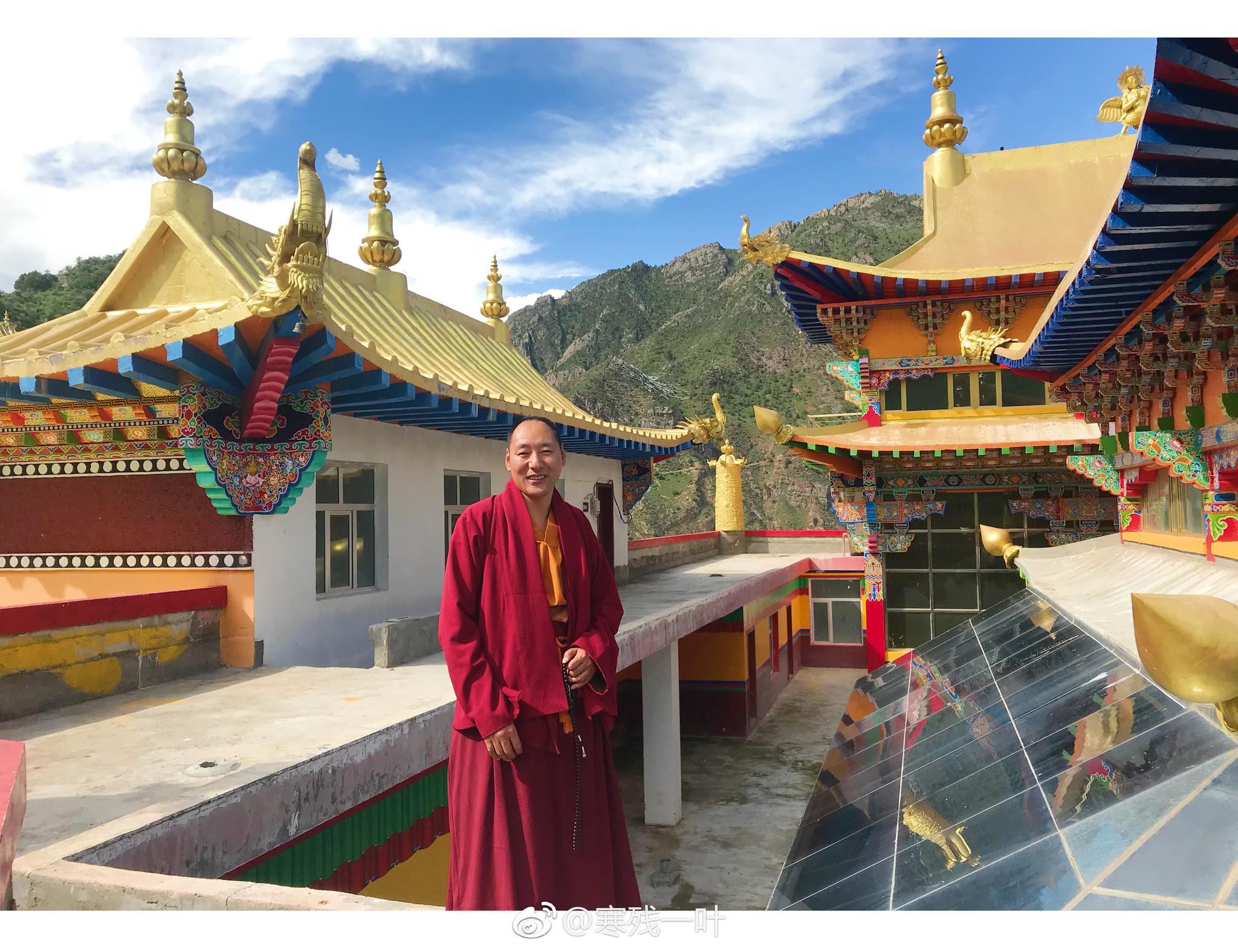 位于青海玉树最南端的囊谦县是出了名的佛教重镇可谓五步一塔