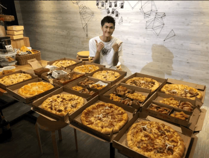 karsa带披萨看望fw前队友 网友却对karsa的变化感到好奇!