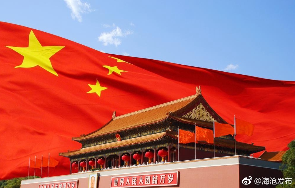 天空收获湛蓝,大地收获金黄,69载风雨兼程的共和国收获新的荣光