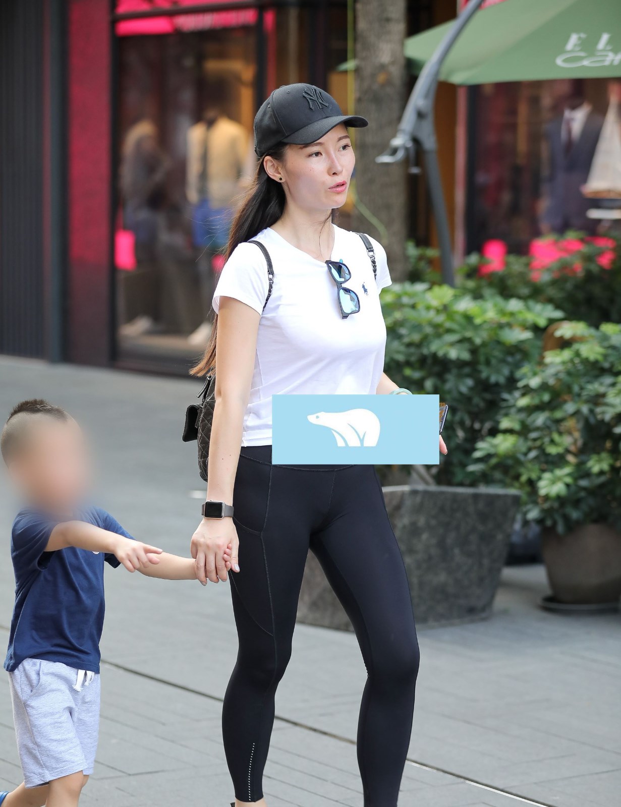 时尚街拍带小孩的紧身辣妈颜值真心不错