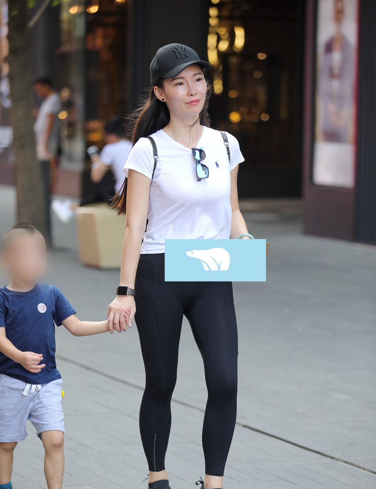 时尚街拍带小孩的紧身辣妈颜值真心不错