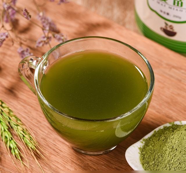 大麦若叶早上的时候喝一杯能很好地帮助我们清除肠道的细菌还有多余的