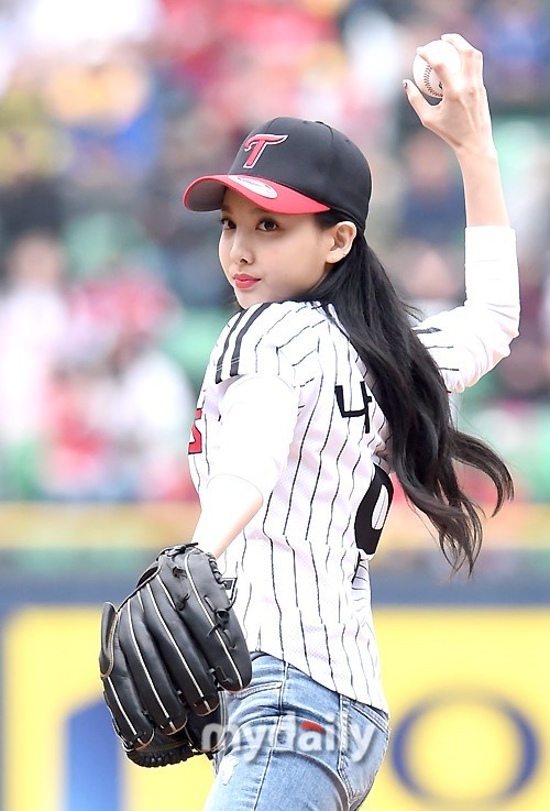韩国女团twice林娜琏为职业棒球比赛开球