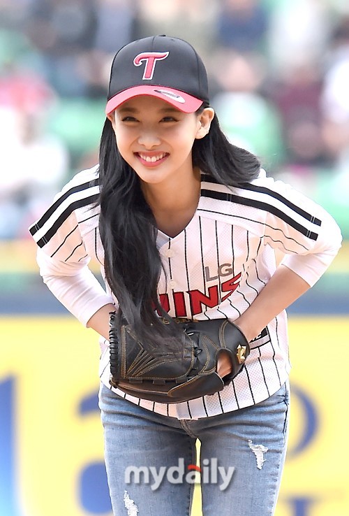 韩国女团twice林娜琏为职业棒球比赛开球