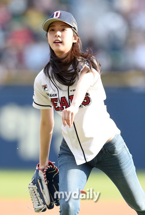 韩国女艺人徐恩秀任棒球比赛开球嘉宾